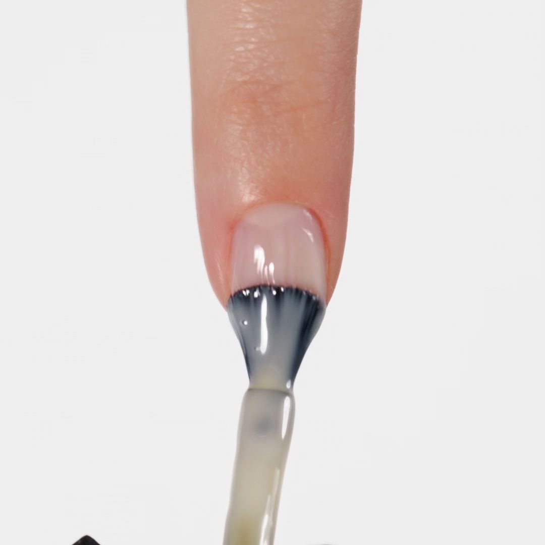 Anwendung von UV Nagellack SP658 Milky Soft Porcelain 