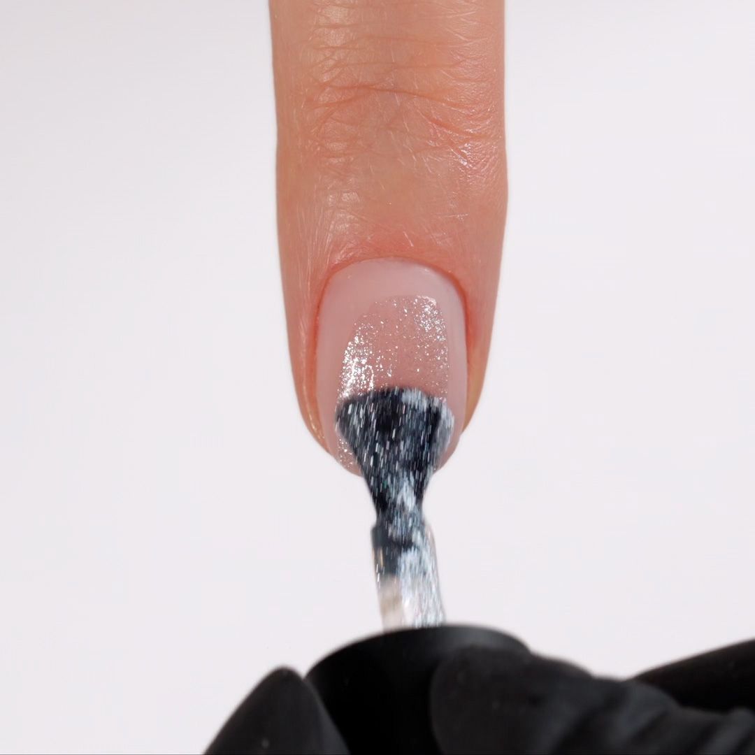 Application of Gel Polish GPG17 White Glitter