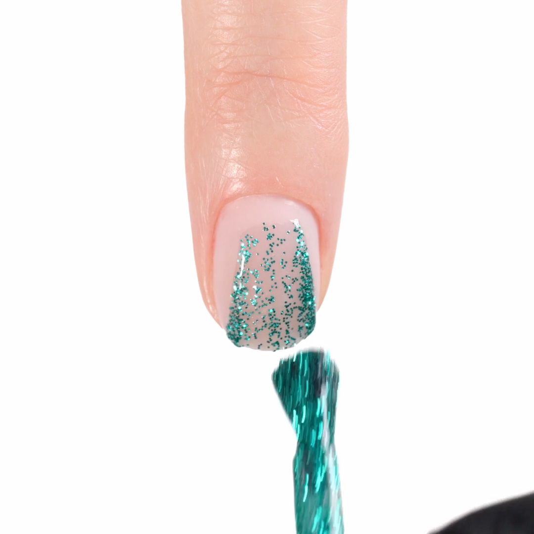 Application of Gel Nail Polish GPG01 Smeraldo 