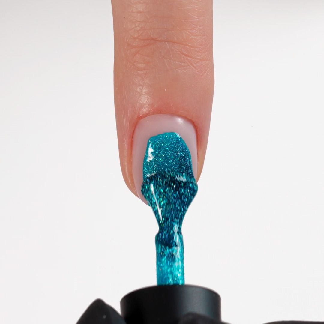 Application of Gel Nail Polish GPA105 Optical Lagoon 