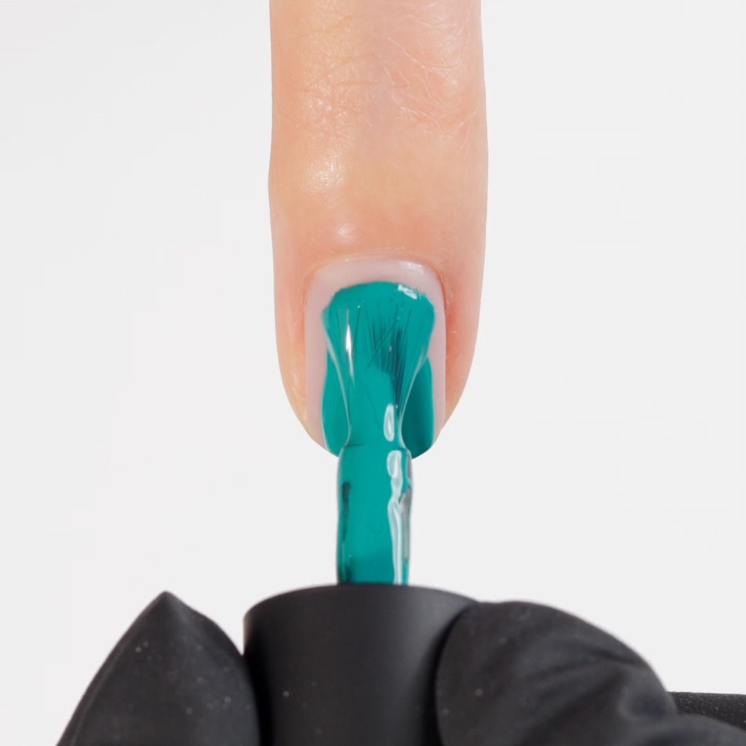 Application of Gel Nail Polish GPC08 Malibù 