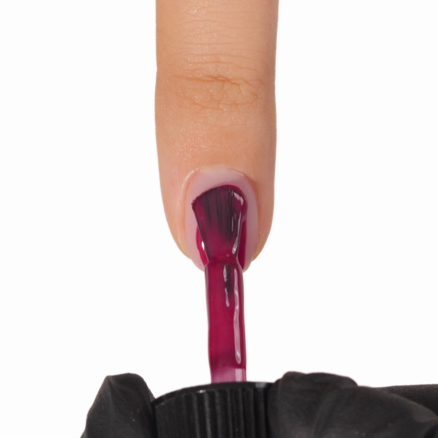 Application of gel Nail Polish SP748 Red Temptation