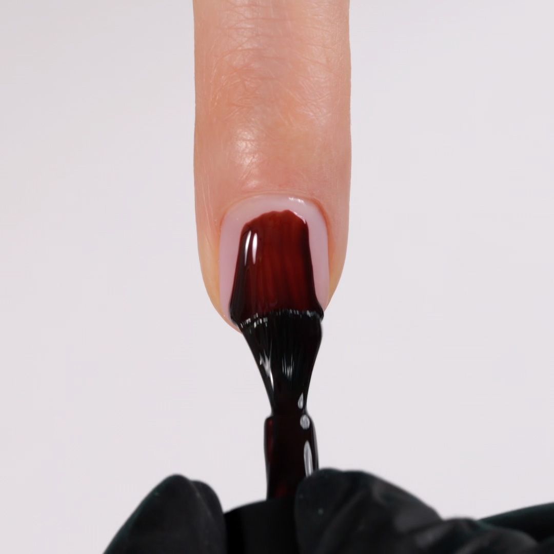 Aplicación de Esmalte Semipermanente SPF69 Cacao