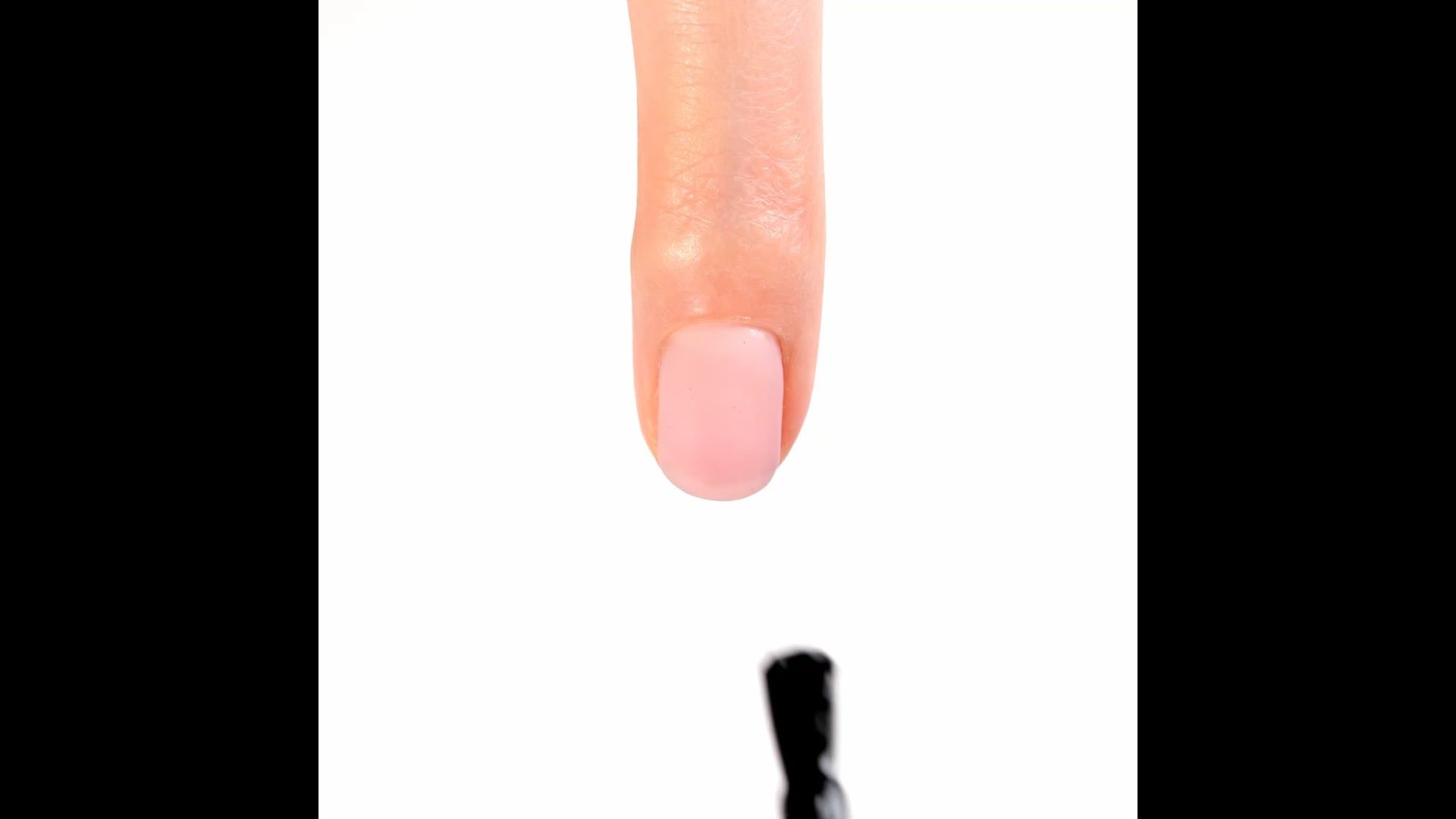 Application de Vernis semi-permanent VS135 Black Extra