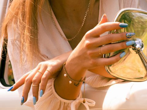 Manicura azul y dorada