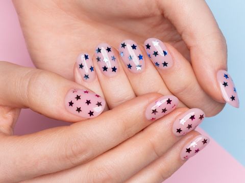 Nail art con estrellas metálicas
