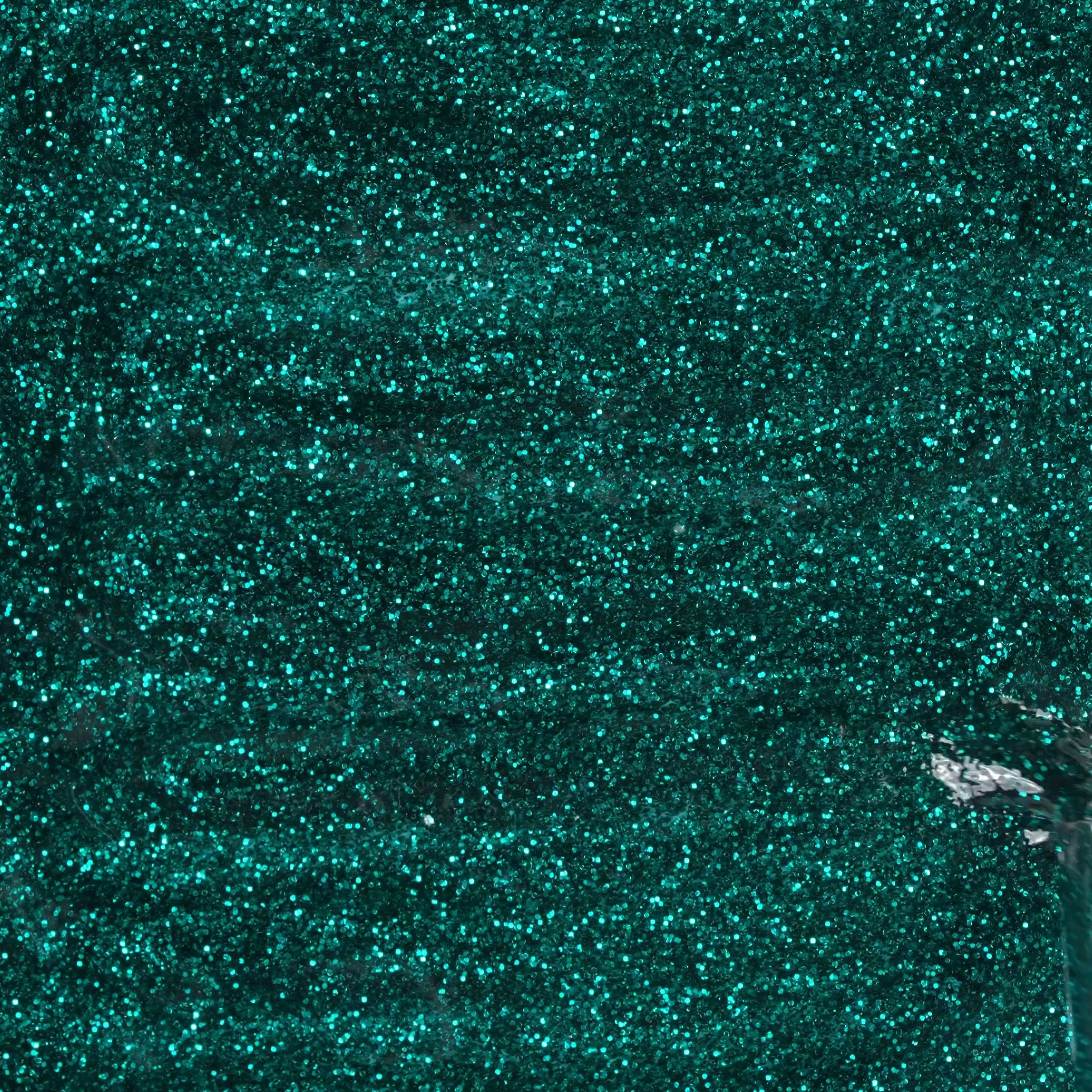 Application of Gel Nail Polish GPG01 Smeraldo 