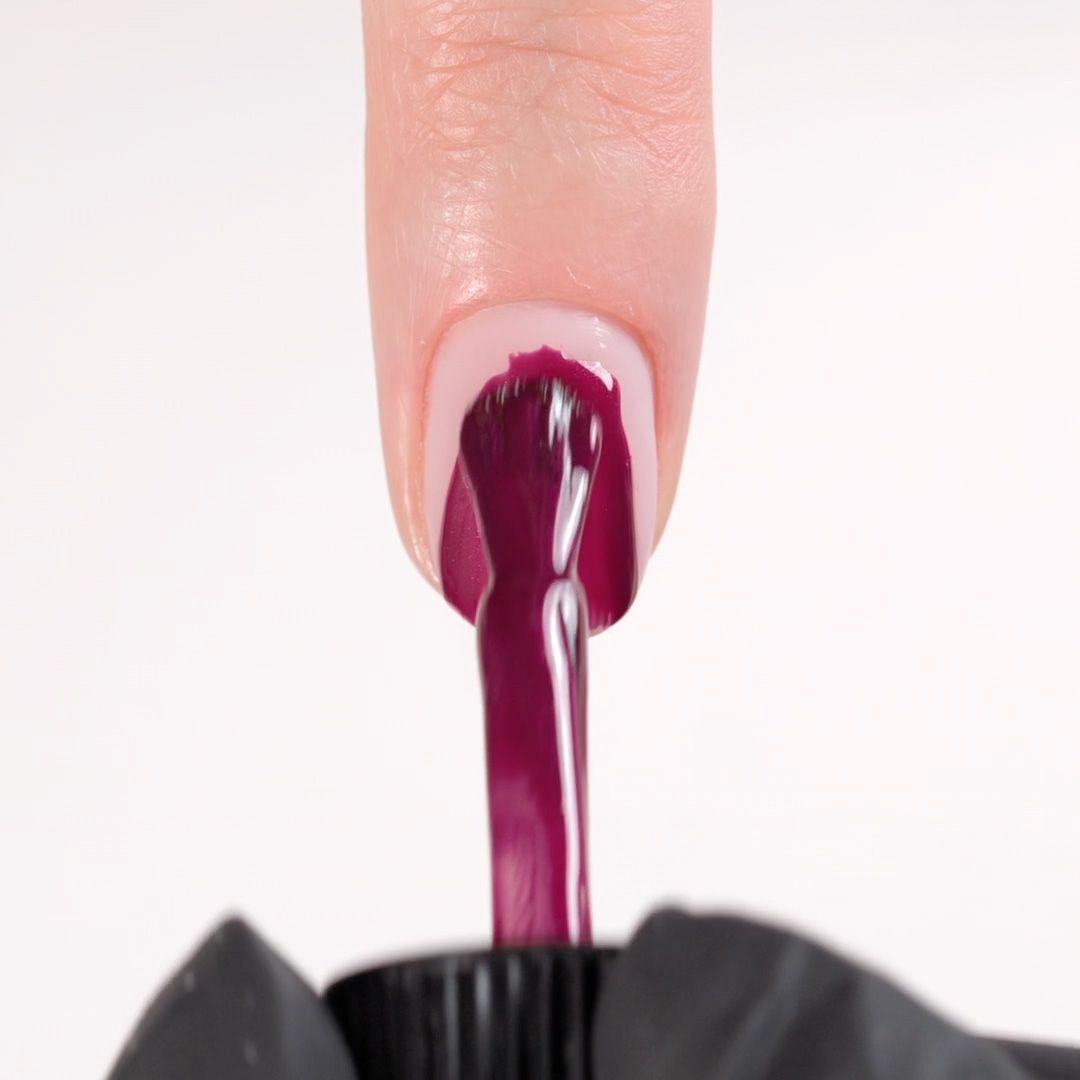 Application de Vernis semi-permanent SP632 Regal Berry