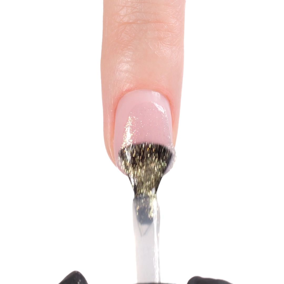 Aplicación de Esmalte semipermanente SP585 Glam White