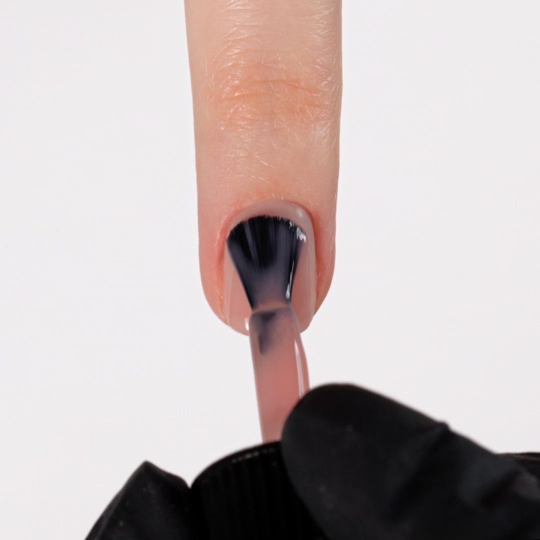 Application of Gel Nail Polish GP93 Stéphanie 