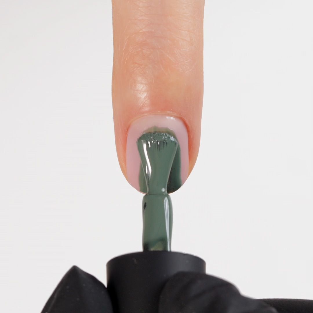 Aplicación de Esmalte Semipermanente EPA42 Army Green