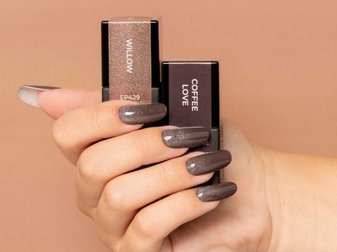 Manicura marrón con decoración ojo de gato