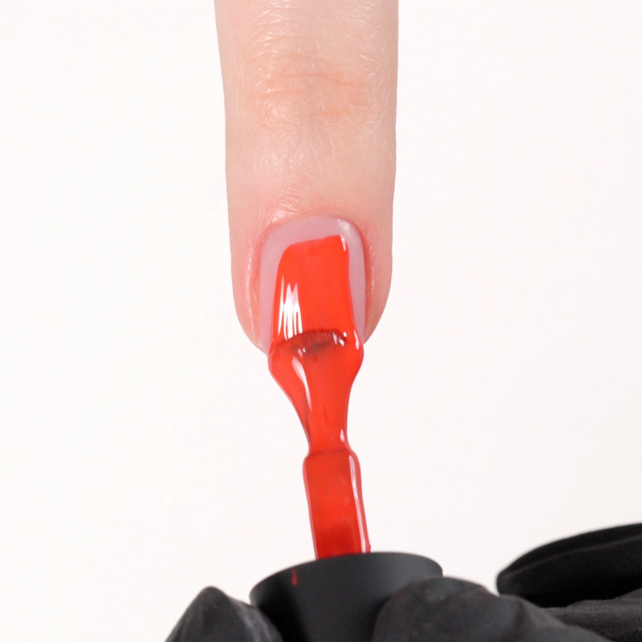 Anwendung von UV Nagellack SNF03 Red Diva