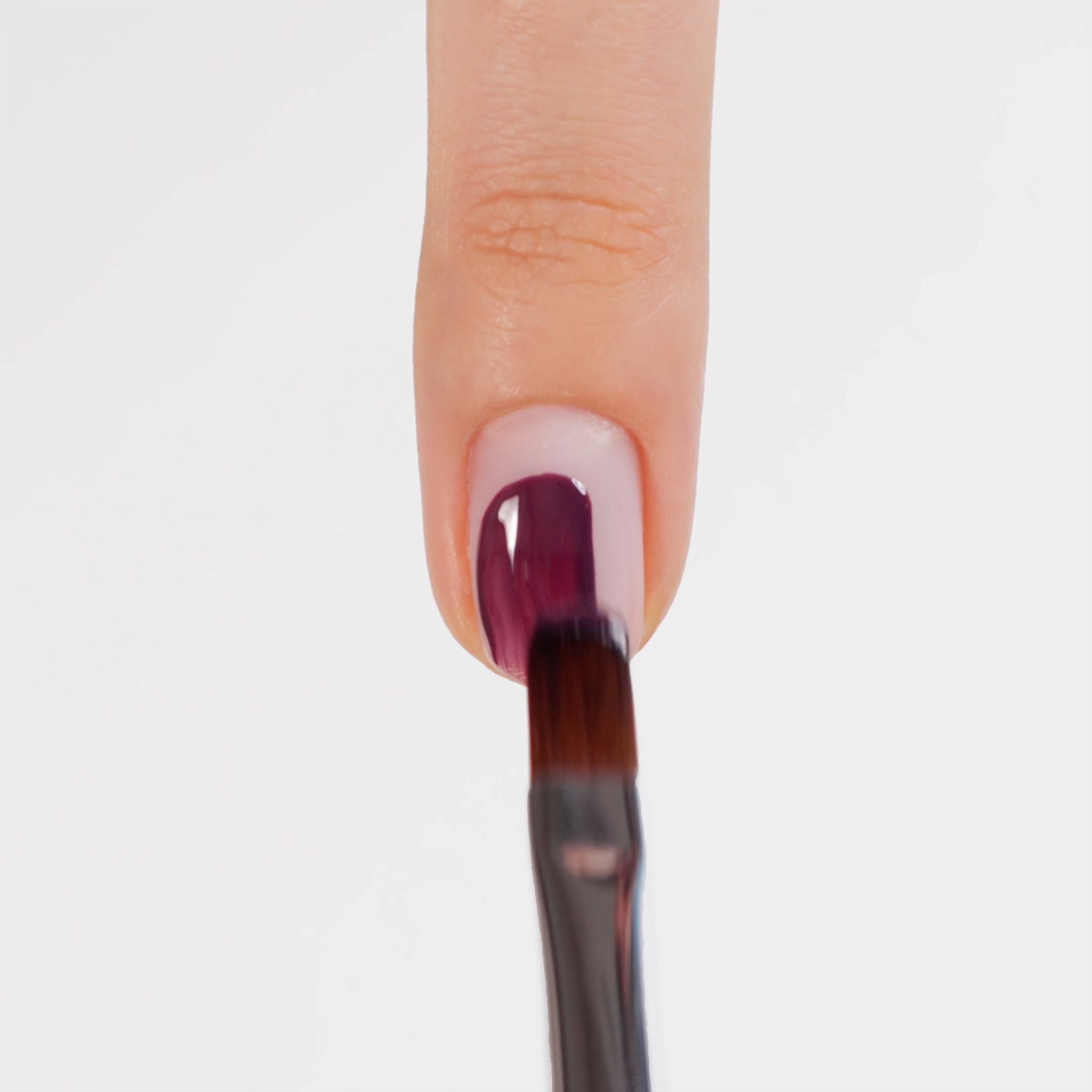 Application de Gel Couleur C76 Amarone