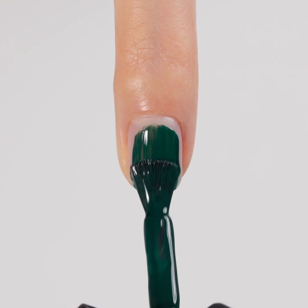 Application de Vernis semi-permanent VS109 Emerald
