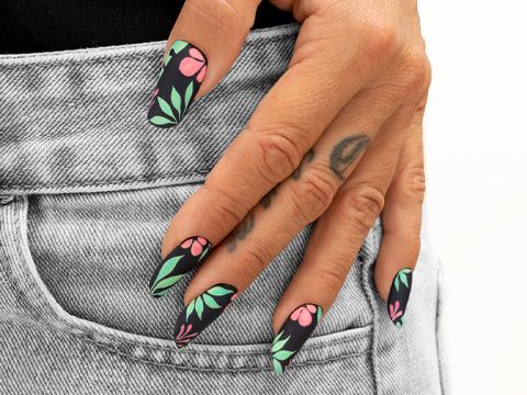 Souvenirs d’été | Nail art mate avec fleurs