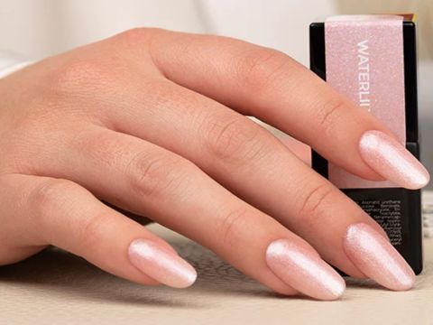 Metallic-Maniküre in Pink