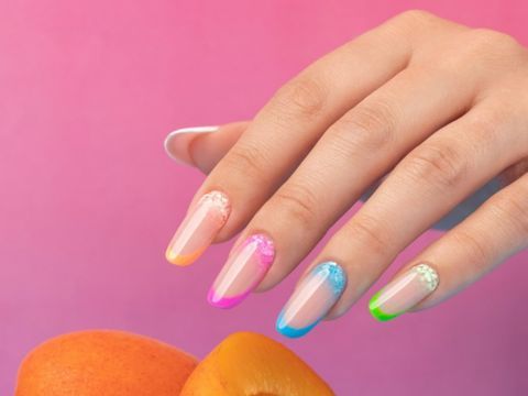 Originelle bunte Maniküre