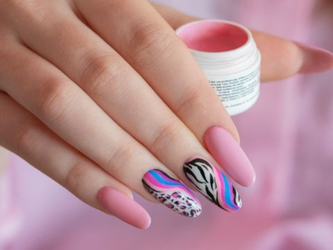 Manucure animalier rose bleue
