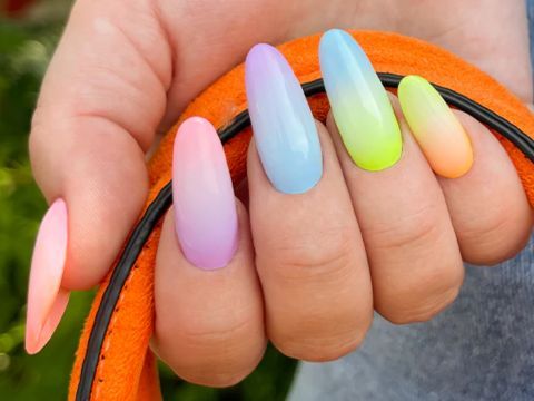 Manucure arc-en-ciel