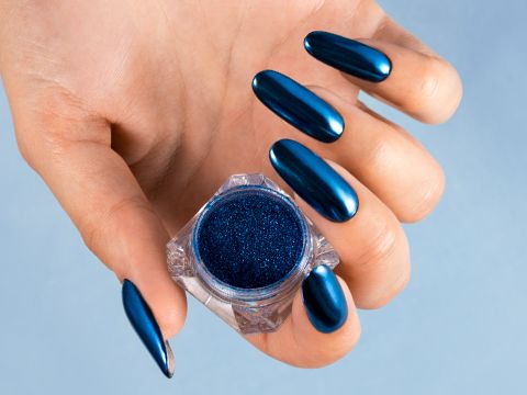 Manucure pigment chrome bleu