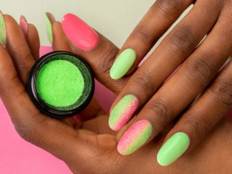 Manucure rose et verte fluo