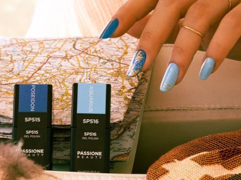 Manucure tons bleus et or