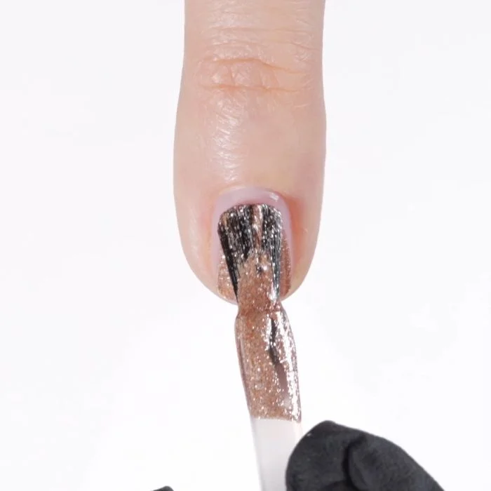 Application de Vernis semi-permanent SP811 Luxury Gold