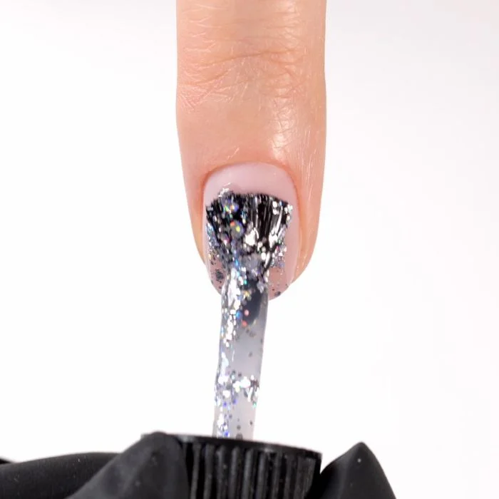Aplicación de Esmalte semipermanente SP332 Silver Starlight
