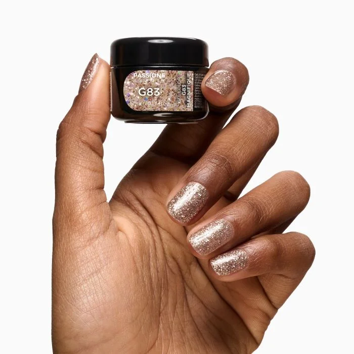 Glitter Farbgel G83 Magnifique - Farbgel in Passione Shellac in transparent mit Glitter in bunt leuchtendem Gold - Detail 1
