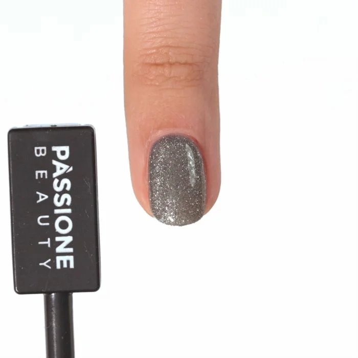 Application de Vernis semi-permanent SP760 Shiny Silver Cat Eye