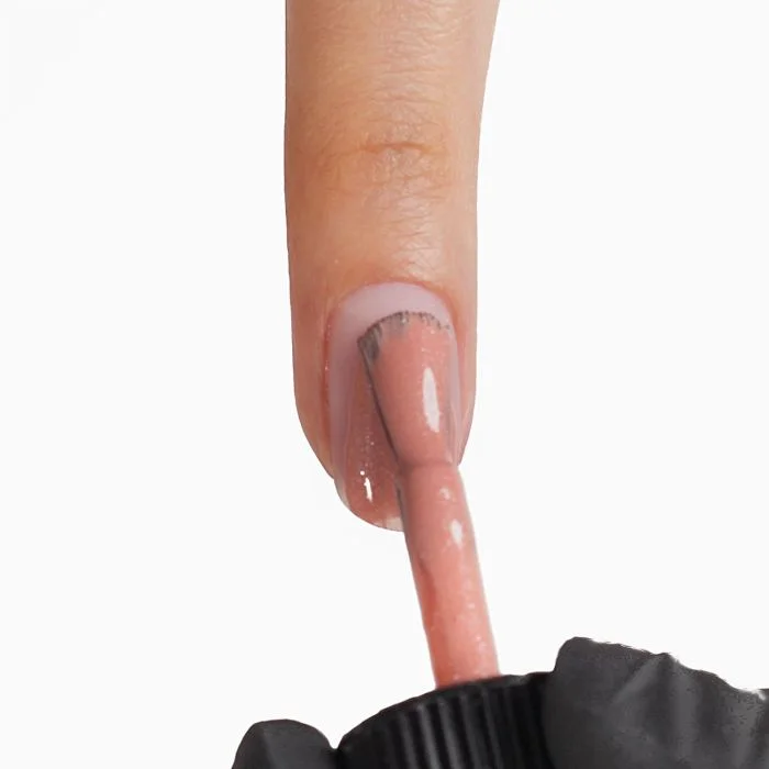 Anwendung von UV-Nagellack SP717 Warm Sand
