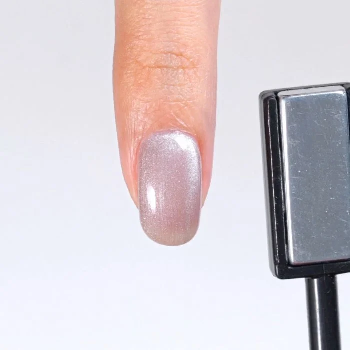 Application of Gel Nail Polish SP608 Silver White Ceramic Cat Eye