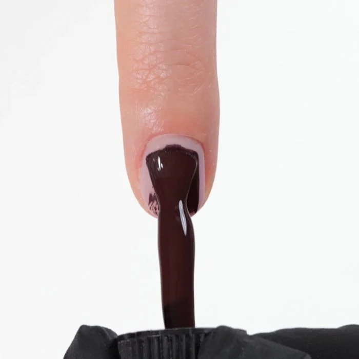 Aplicación de Esmalte semipermanente SP834 Ebony Brown