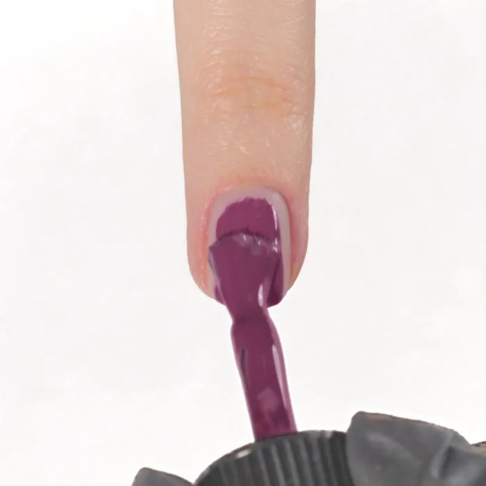 Applicazione di Smalto semipermanente SP654 Cyclamen Blossom
