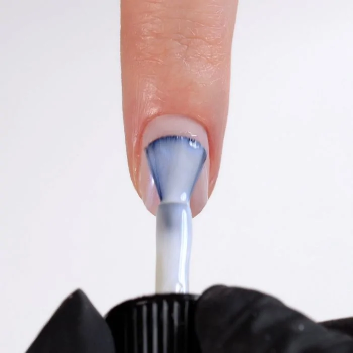 Applicazione di Smalto semipermanente SP551 Glazed White