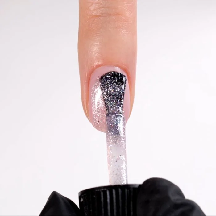 Application de Vernis semi-permanent SP586 Crowned Pink