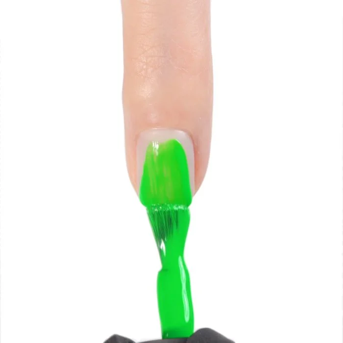 Application of Gel Nail Polish GPF45 Fluo Apple 