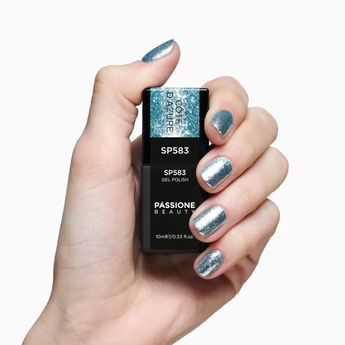 Vernis semi-permanent SP583 Côte d'azure - Vernis semi-permanent bleu ciel avec paillettes et flakes argent - détail 1