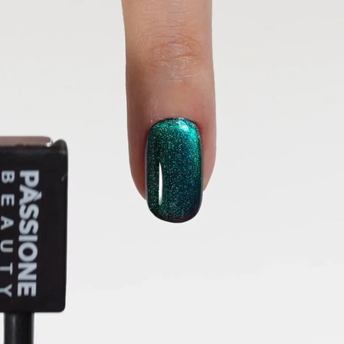 Application of Gel Nail Polish SP154 Green 5D Cat Eye