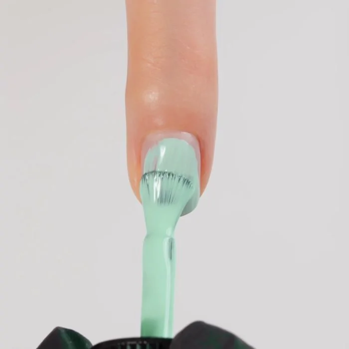 Anwendung von UV Nagellack NL243 Matcha Latte