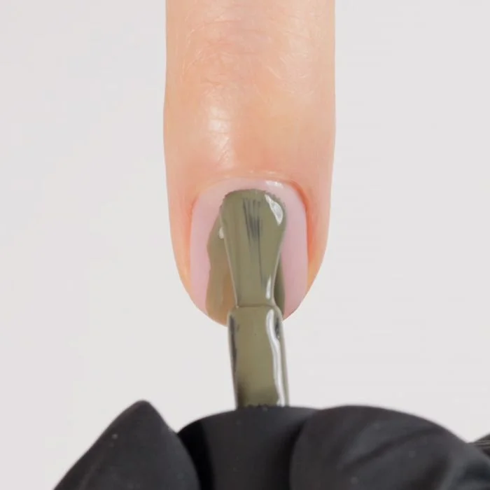 Aplicación de Esmalte Semipermanente EPC125 Martini Olive