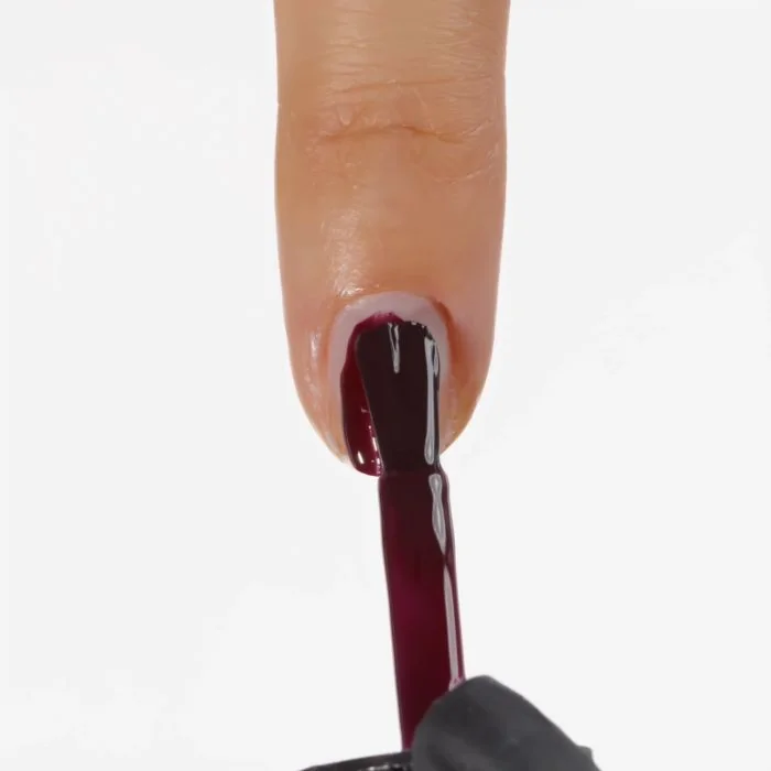 Anwendung von Nagellack NP752 Rouge Noir