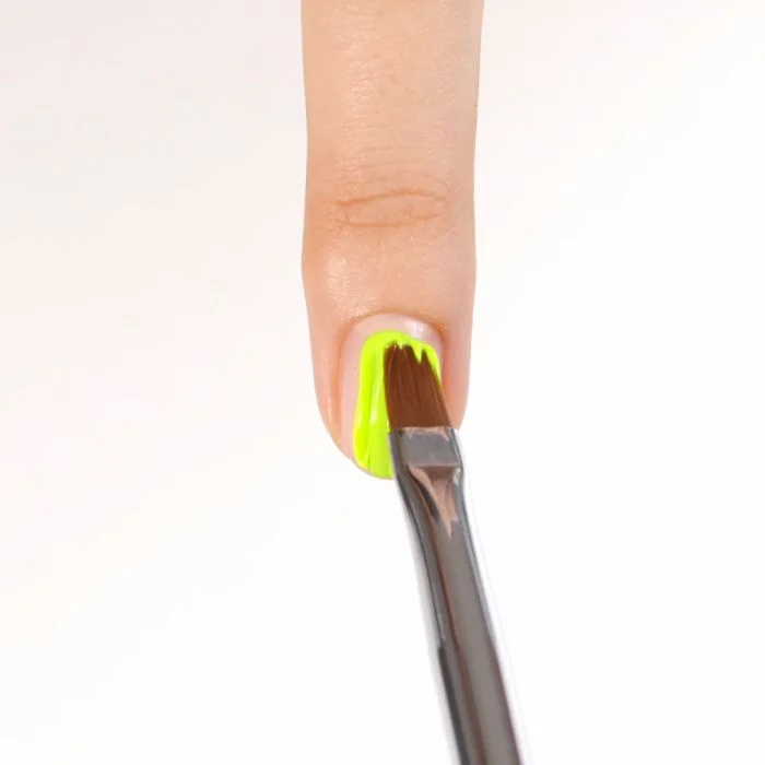 Application of Gel color F46 Fluo Lemon