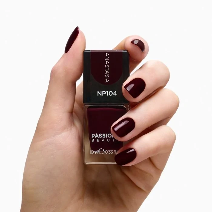 Vernis NP104 Anastasia - Vernis à ongles couleur bordeaux foncé aux tons violets  - détail 1