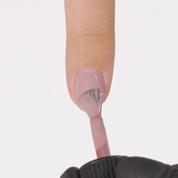 Aplicación de Esmalte semipermanente SP763 Blushy Mauve
