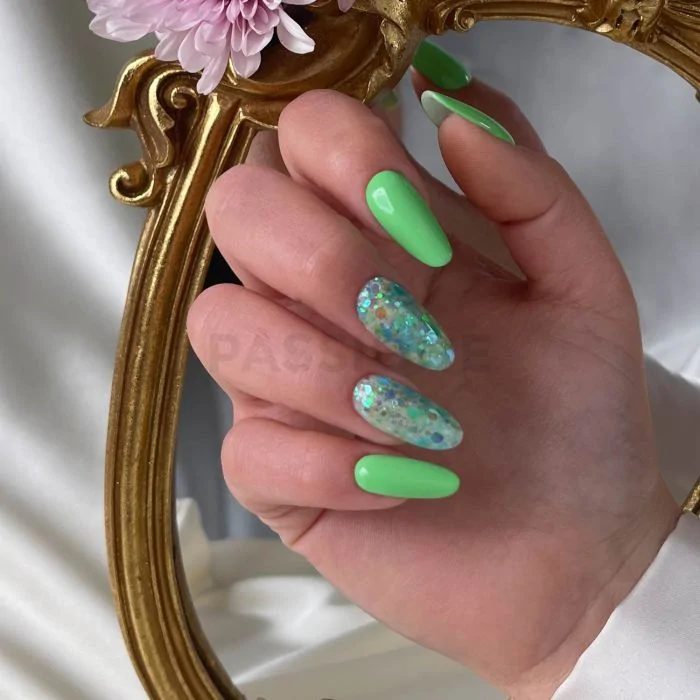 Green Glow Glitter - Opalescent green glitter and sequins - detail 1