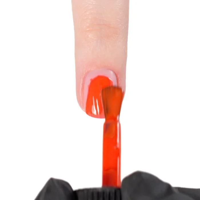 Applicazione di Smalto semipermanente SP559 Vibrant Red