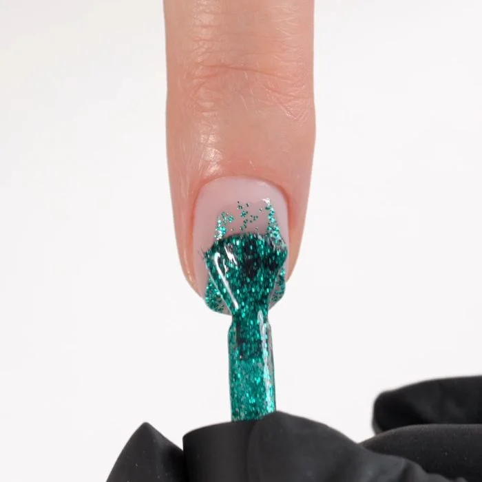 Application of Gel Nail Polish GPG01 Smeraldo 