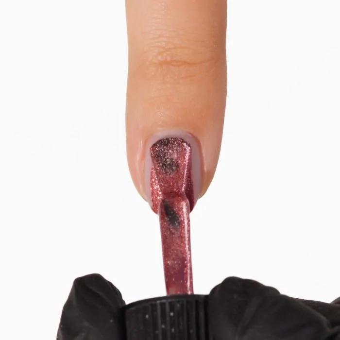 Application de Vernis semi-permanent SP765 Radiance Rouge